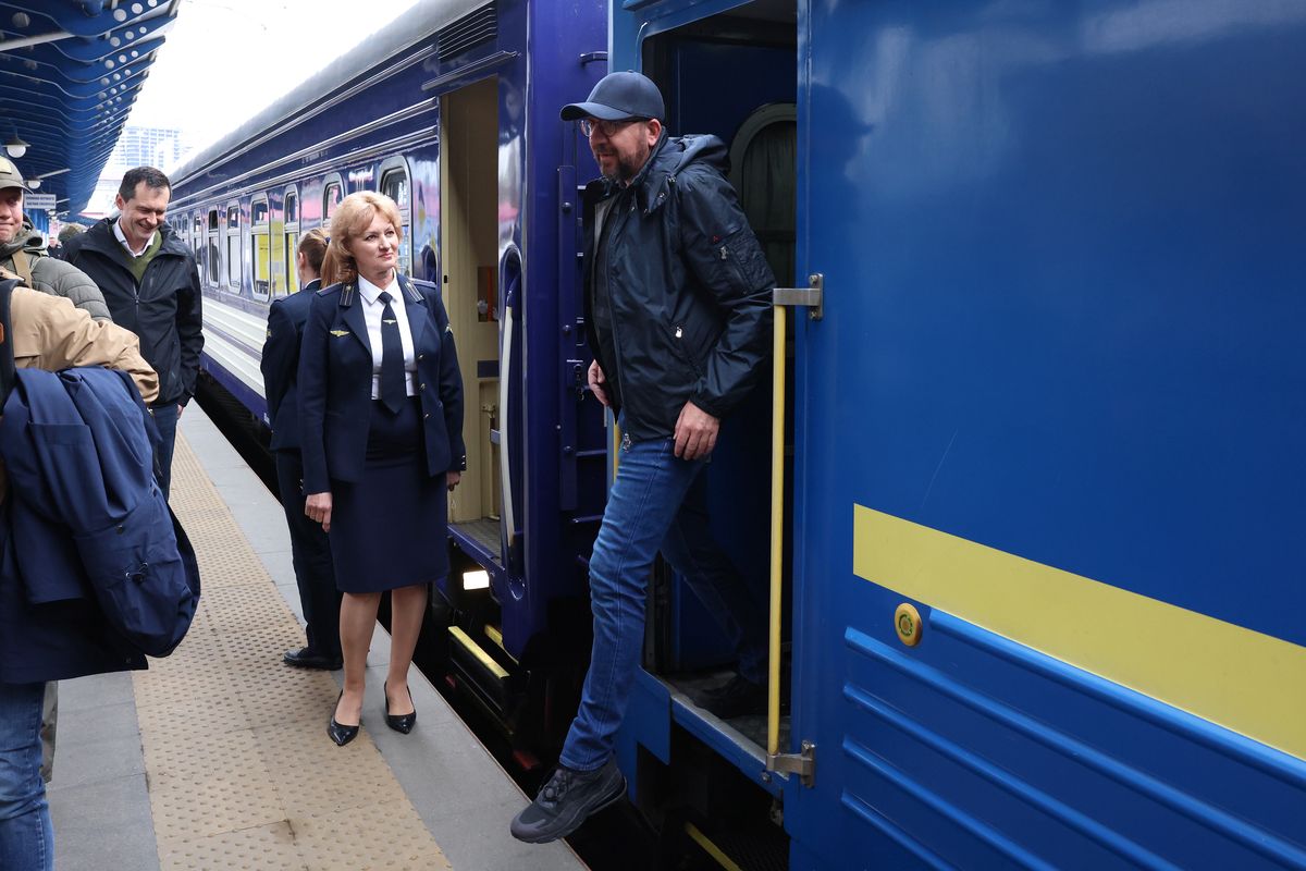 A handout photo made available by the European Council shows European Council President Charles Michel disembarking from a train in Kyiv (Kiev), Ukraine, 20 April 2022. Michel travelled to Kyiv and is expected to meet Ukrainian president Zelensky later in the day. EPA/Dario Pignatelli HANDOUT HANDOUT EDITORIAL USE ONLY/NO SALES Dostawca: PAP/EPA.