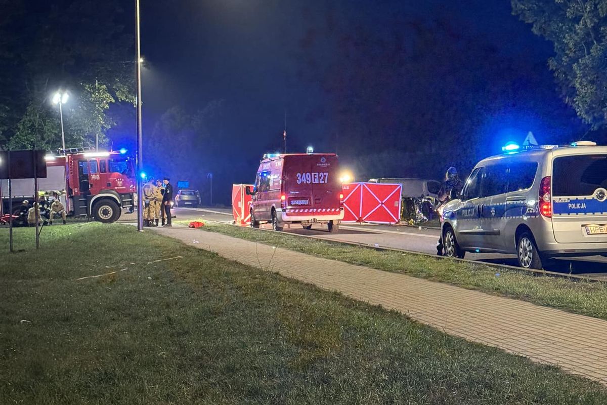 lokalne, wypadek, nie żyje Wyrzuciło je na kilkadziesiąt metrów. Trzy osoby nie żyją