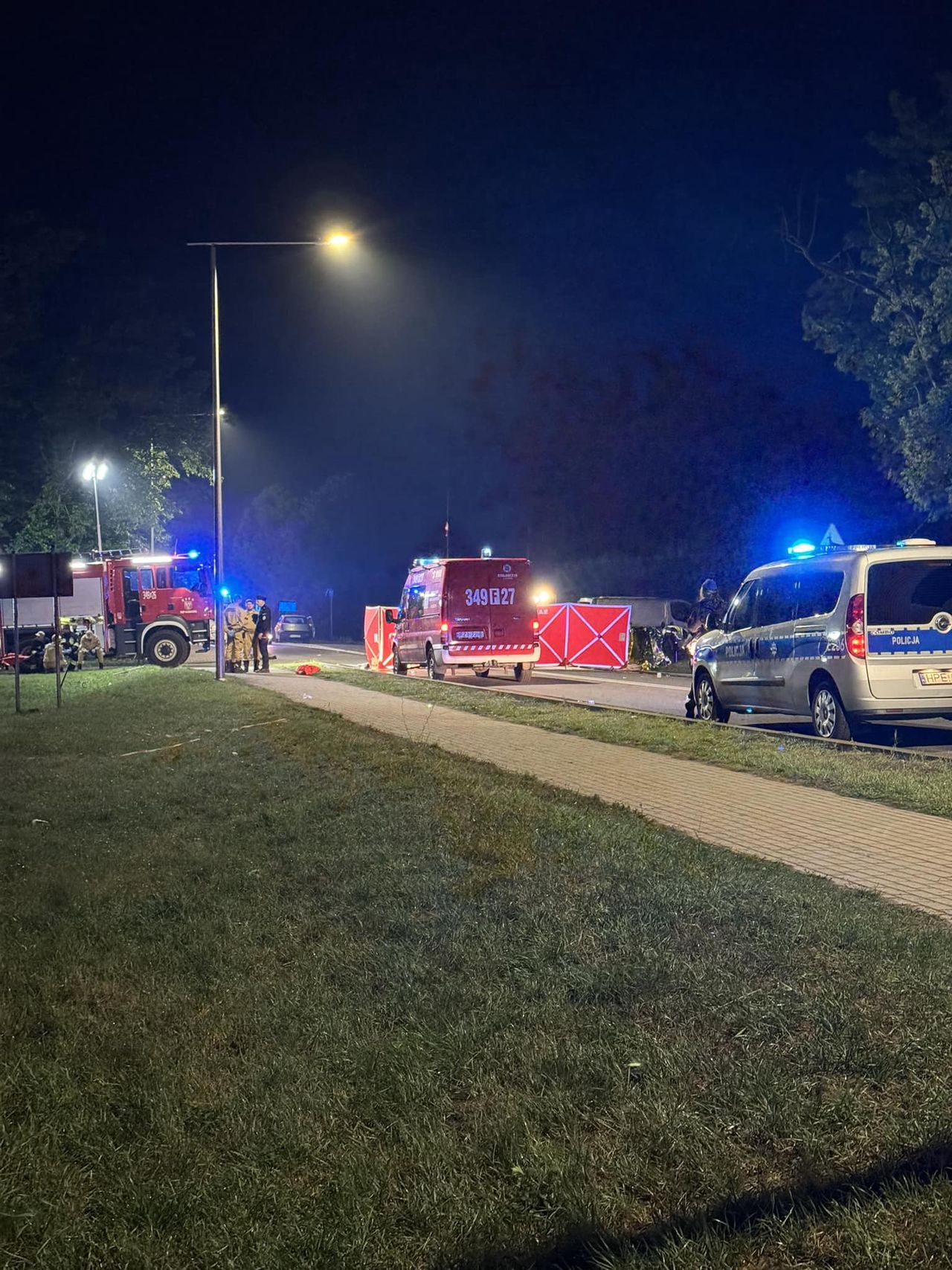 "Wyrzuciło je na kilkadziesiąt metrów". Trzy osoby nie żyją