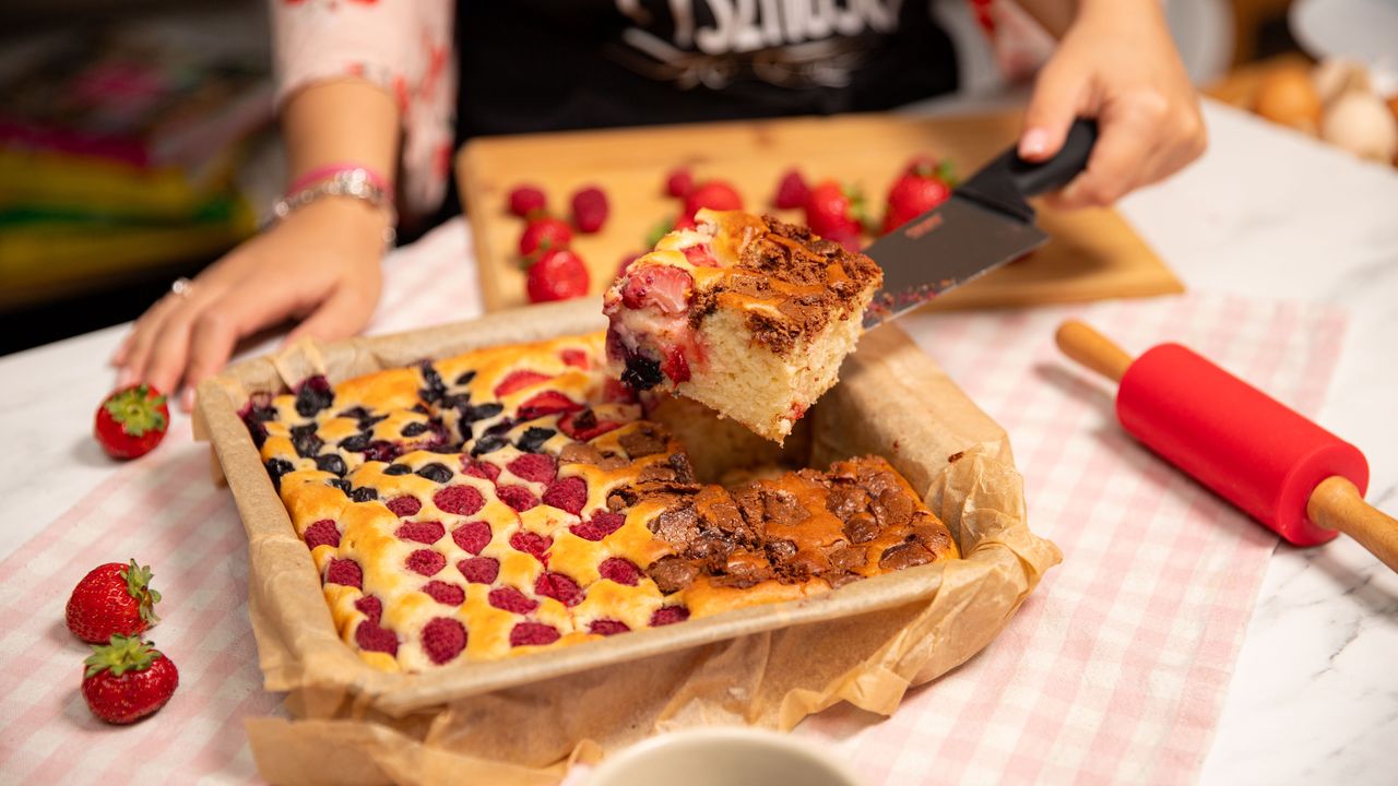 Sheet pan XXL pancake: Family breakfast made easy