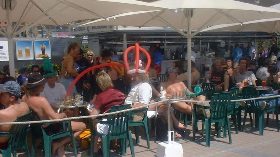 Palma de Mallorca to miejsce w tym sezonie oblegane przez turystów. Jak narzekają mieszkańcy, nie wszyscy z nich potrafią się zachować 
