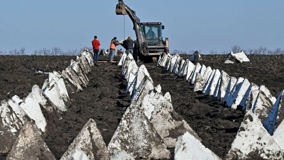 Budowa linii obronnych w regionie Charkowa
TOPSHOT - Workers install anti-tank bulwarks, also known as dragon's teeth, at the construction site of a defence line in Kharkiv region on March 12, 2024, amid the Russian invasion of Ukraine. (Photo by Sergey BOBOK / AFP)
SERGEY BOBOK