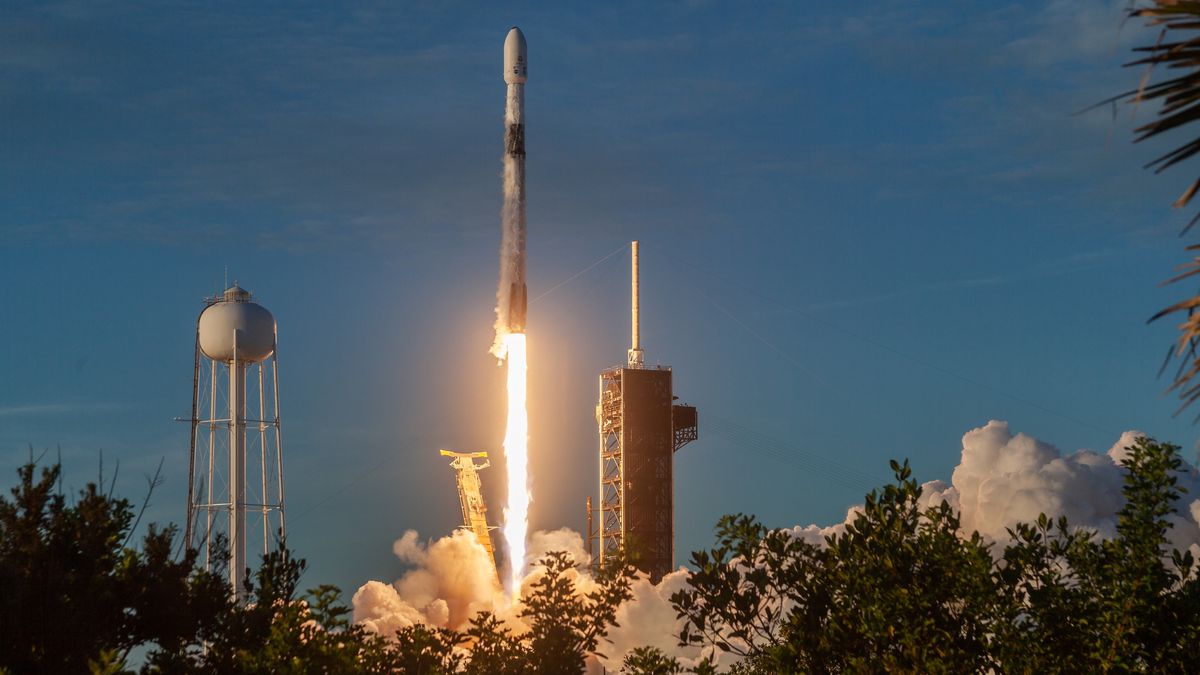 Start rakiety Falcon 9 - zdjęcie archiwalne z września 2025 roku