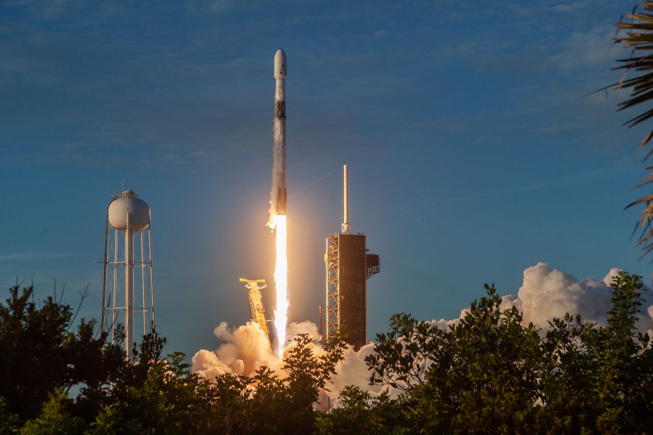 Falcon 9 wystartował. Wyniesie na orbitę polskie satelity podwójnego zastosowania