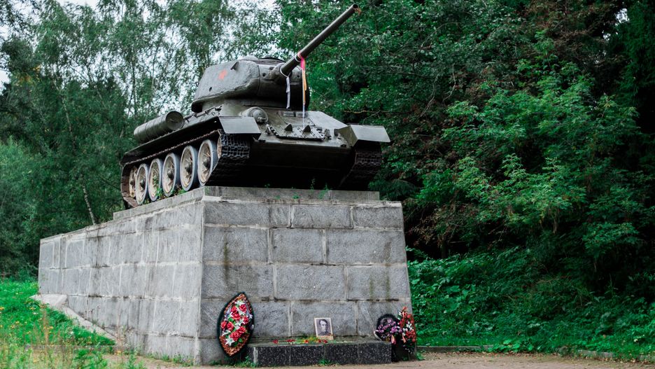 Czołg T-34-85 w roli pomnika