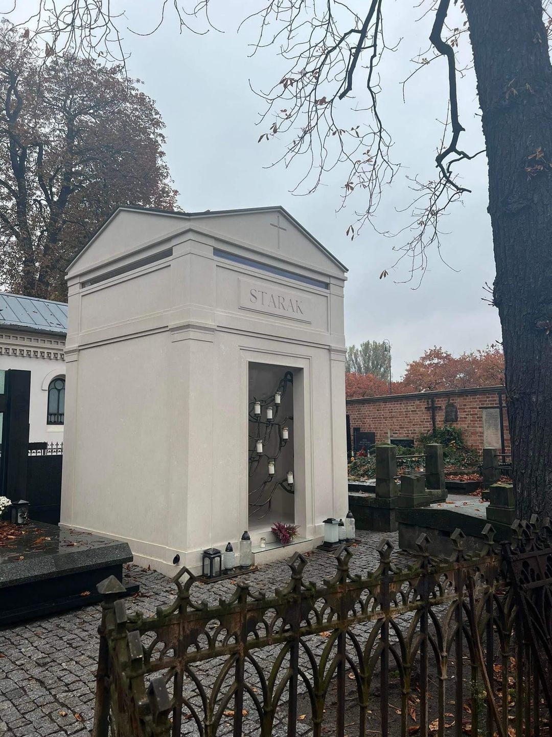Tak dziś wygląda grób Piotra Woźniaka-Staraka na Powązkach