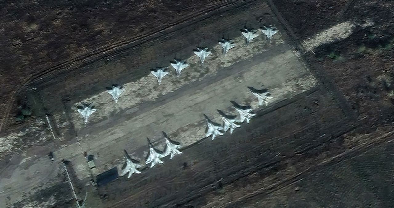 Rosyjskie myśliwce na lotnisku w Kursku; zdjęcie ilustracyjne