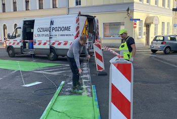 Pomalowano asfalt na zielono. Plac Powstańców w Lesznie w nowej odsłonie