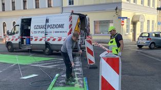 Pomalowano asfalt na zielono. Plac Powstańców w Lesznie w nowej odsłonie