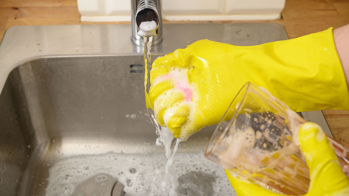 Zatkany zlew to częsty problem w kuchni. 