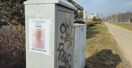 Kartki z oskarżeniami o pedofilię rozklejone po całym Lublinie. Eksperci ostrzegają: nie wierz we wszystko co czytasz na słupie