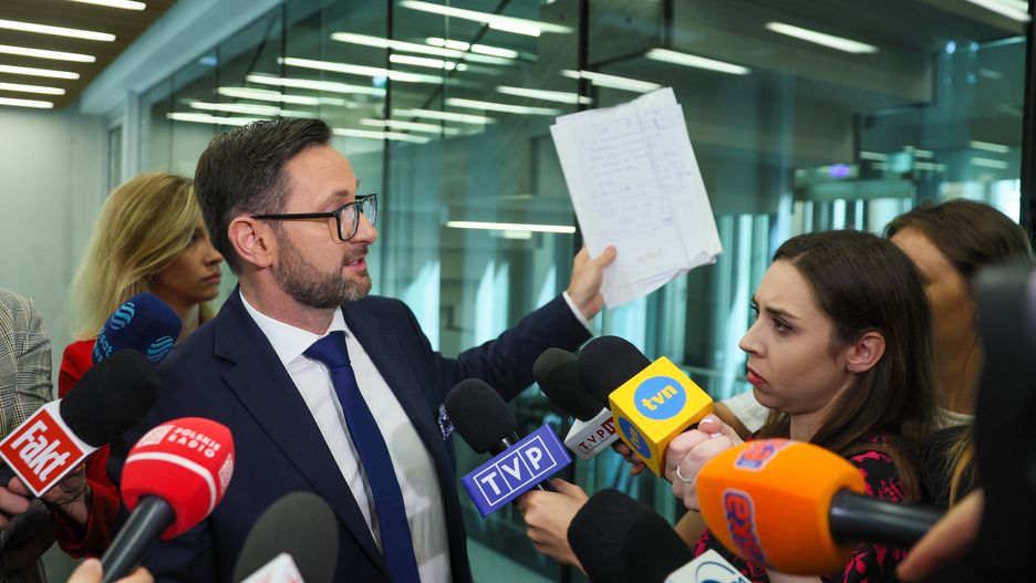 Warszawa, 09.07.2024. Wezwany w charakterze świadka, były prezes Orlenu, europoseł PiS Daniel Obajtek (L) w przerwie posiedzenia sejmowej komisji śledczej ds. afery wizowej, 9 bm. w Sejmie w Warszawie. (mr) PAP/Leszek Szymański