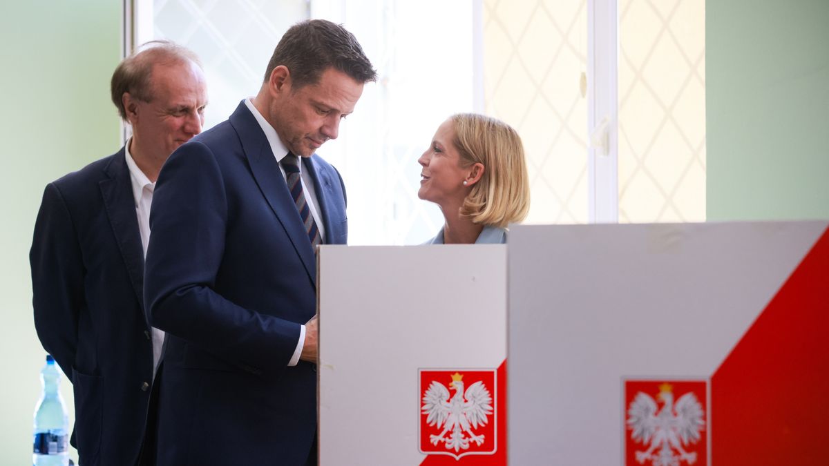 Rafa� Trzaskowski, Ma�gorzata Trzaskowska
Warszawa, 01.06.2025. Wybory prezydenta RP - II tura. Kandydat KO w wyborach prezydenckich, prezydent Warszawy Rafa� Trzaskowski (C) z �on� Ma�gorzat� (P) podczas g�osowania w lokalu wyborczym w Warszawie, 1 bm. Trwa g�osowanie w II turze wybor�w prezydenta RP. Do jego zako�czenia obowi�zuje cisza wyborcza. (mr) PAP/Leszek Szyma�ski
Leszek Szyma�ski
g�os, g�osowa�, g�osowanie, I tura, II, II tura, kandydat, lokal wyborczy, prezydenckie, prezydenta rp, urna, wybory