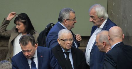Tak po cichu uderzają w PiS. "Postawić ich pod ścianą"