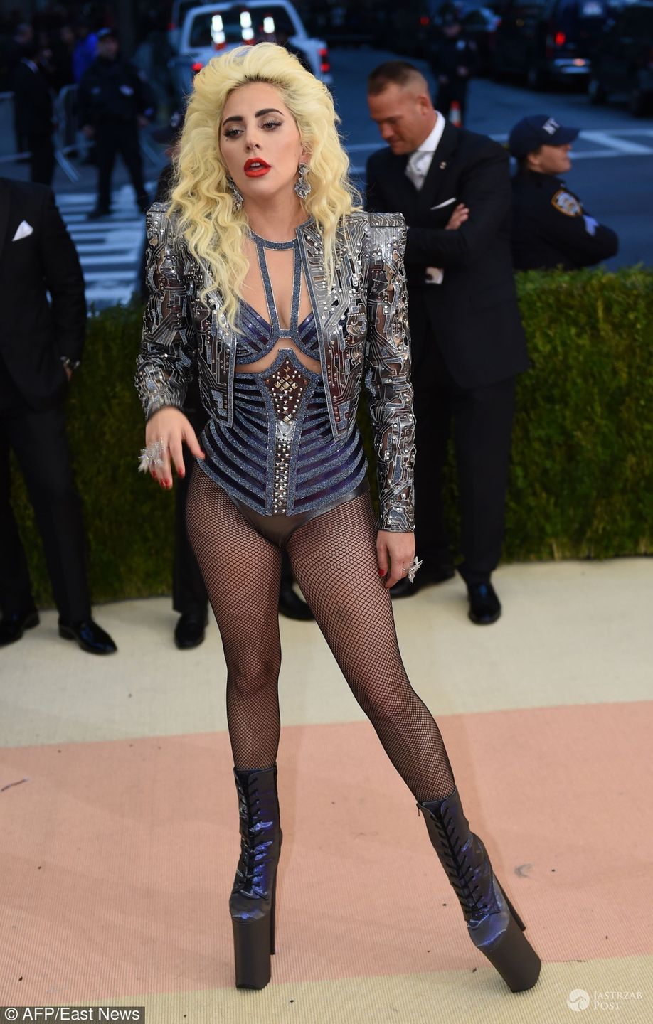 Lady Gaga bez majtek na MET Gala 2016 zdjęcia fot. East News