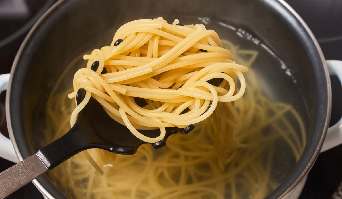 Gotowanie makaronu spaghetti - Pyszności; Foto Adobe Stock