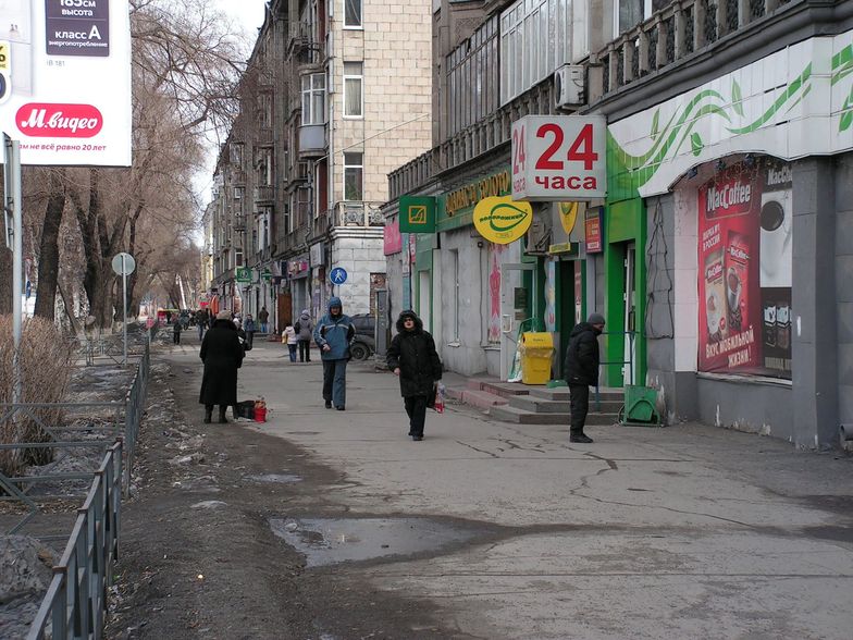 Rosja powoli wychodzi z recesji, ale taniejąca ropa zagraża budżetowi. Co drugi Rosjanin uważa, że żyje w biedzie