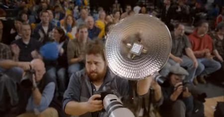 Dlaczego nie można używać lamp błyskowych na meczu? Ten film wyjaśnia wszystko
