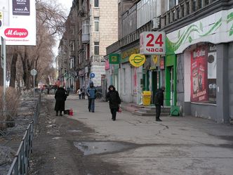 Rosja powoli wychodzi z recesji, ale taniejąca ropa zagraża budżetowi. Co drugi Rosjanin uważa, że żyje w biedzie