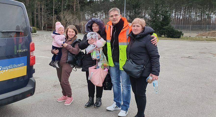 Aktor Andrzej Wejngold wspólnie z mieszkańcami Lidzbarka pomaga uchodźcom z Ukrainy