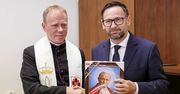 Daniel Obajtek otworzył biuro poselskie. Dostał specjalny prezent od księdza