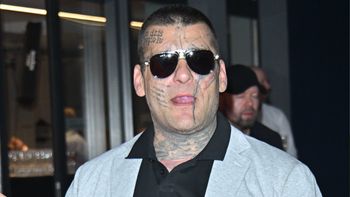 Popek przyłapany na lotnisku. Tuż przed lotem opróżnił "małpkę"