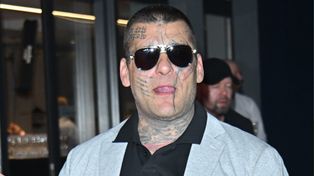 Popek przyłapany na lotnisku. Tuż przed lotem opróżnił "małpkę"