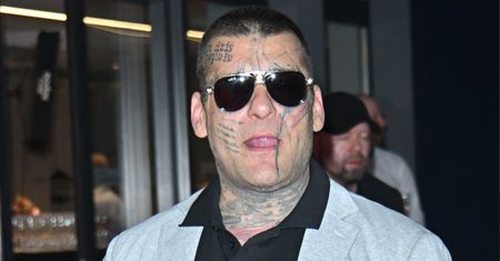 Popek przyłapany na lotnisku. Tuż przed lotem opróżnił "małpkę"