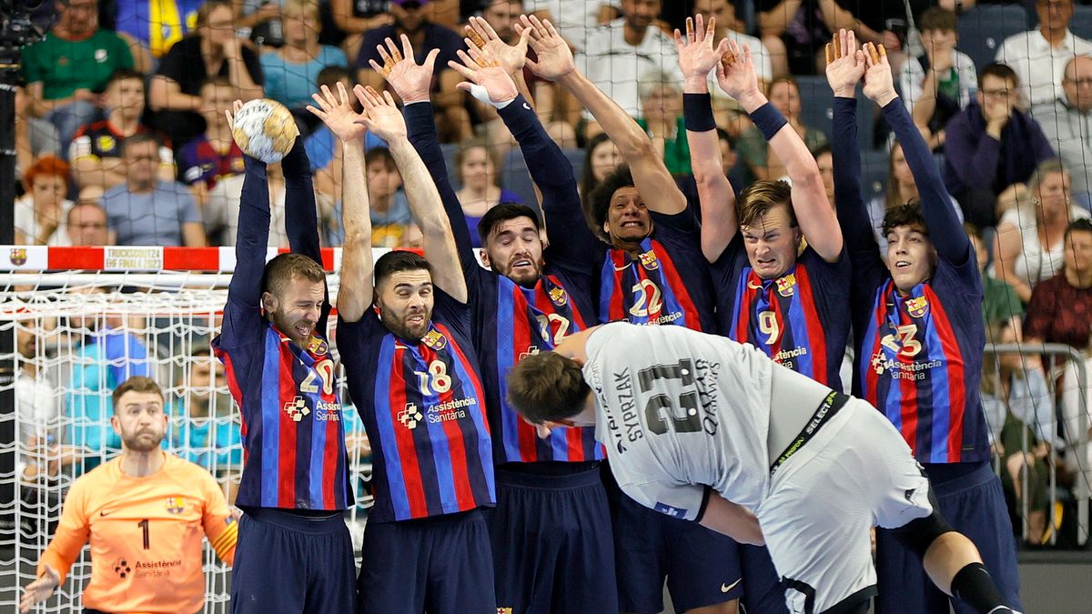 PAP/EPA / RONALD WITTEK / Na zdjęciu: szczypiorniści FC Barcelony blokujący rzut Kamila Syprzaka