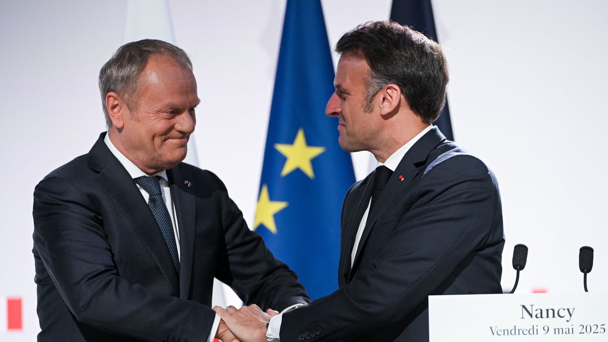Francja, Nancy, 09.05.2025. Premier Donald Tusk (L) oraz prezydent Republiki Francuskiej Emmanuel Macron (P) podczas konferencji prasowej po podpisaniu polsko-francuskiego traktatu o wzmocnionej przyjaźni i współpracy, 9 bm. w Nancy. (sko) PAP/Marcin Obara