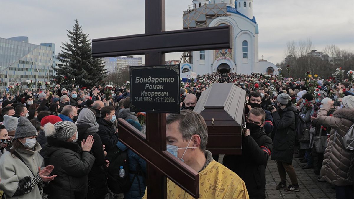 Tysiące ludzi pożegnały skatowanego  przez milicjantów Ramana Bandarenkę