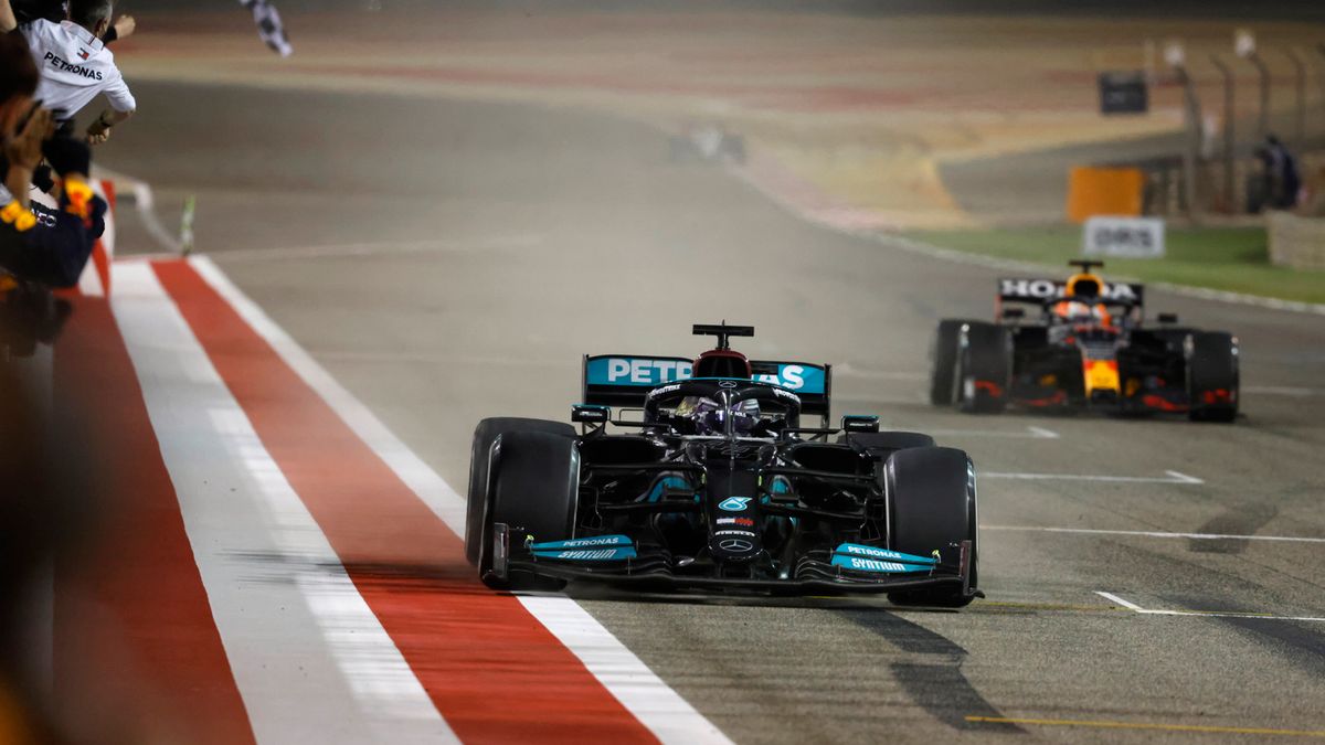 Materiały prasowe / Mercedes / Na zdjęciu: Lewis Hamilton na mecie GP Bahrajnu