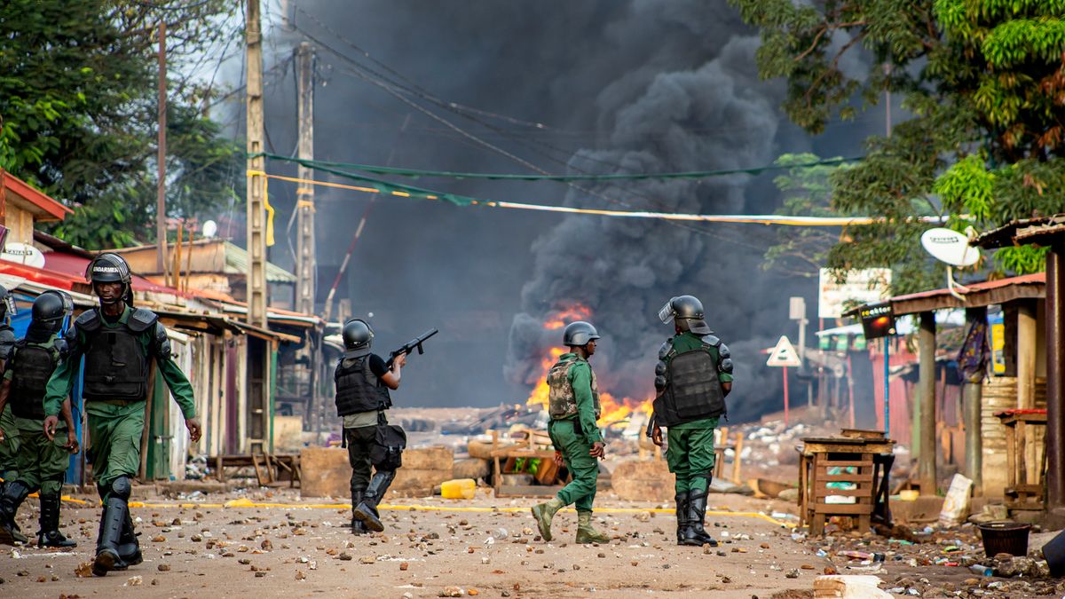 Zdjęcie okładkowe artykułu: PAP/EPA / STR / Na zdjęciu: zamieszki w Gwinei