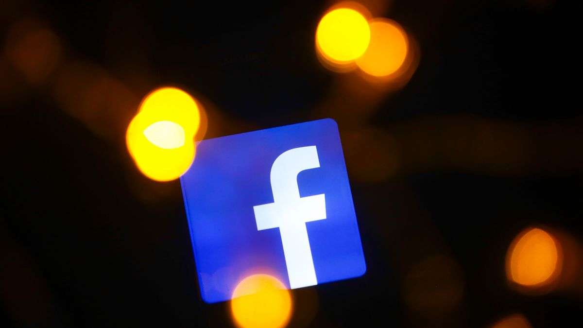 Ciemny motyw trafia do mobilnego Facebooka, fot. Getty Images