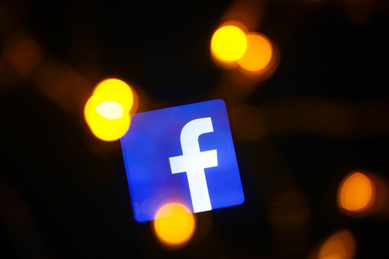 Ciemny motyw trafia do mobilnego Facebooka, fot. Getty Images