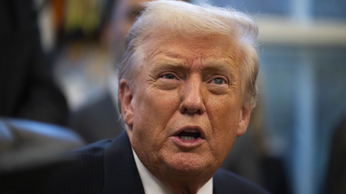 US President Donald Trump speaks to members of the media during a swearing in ceremony for Sergio Gor, the new US Ambassador to India, in the Oval Office at the White House in Washington, DC, USA, 10 November 2025. EPA/GRAIG HUDSON / POOL Dostawca: PAP/EPA.