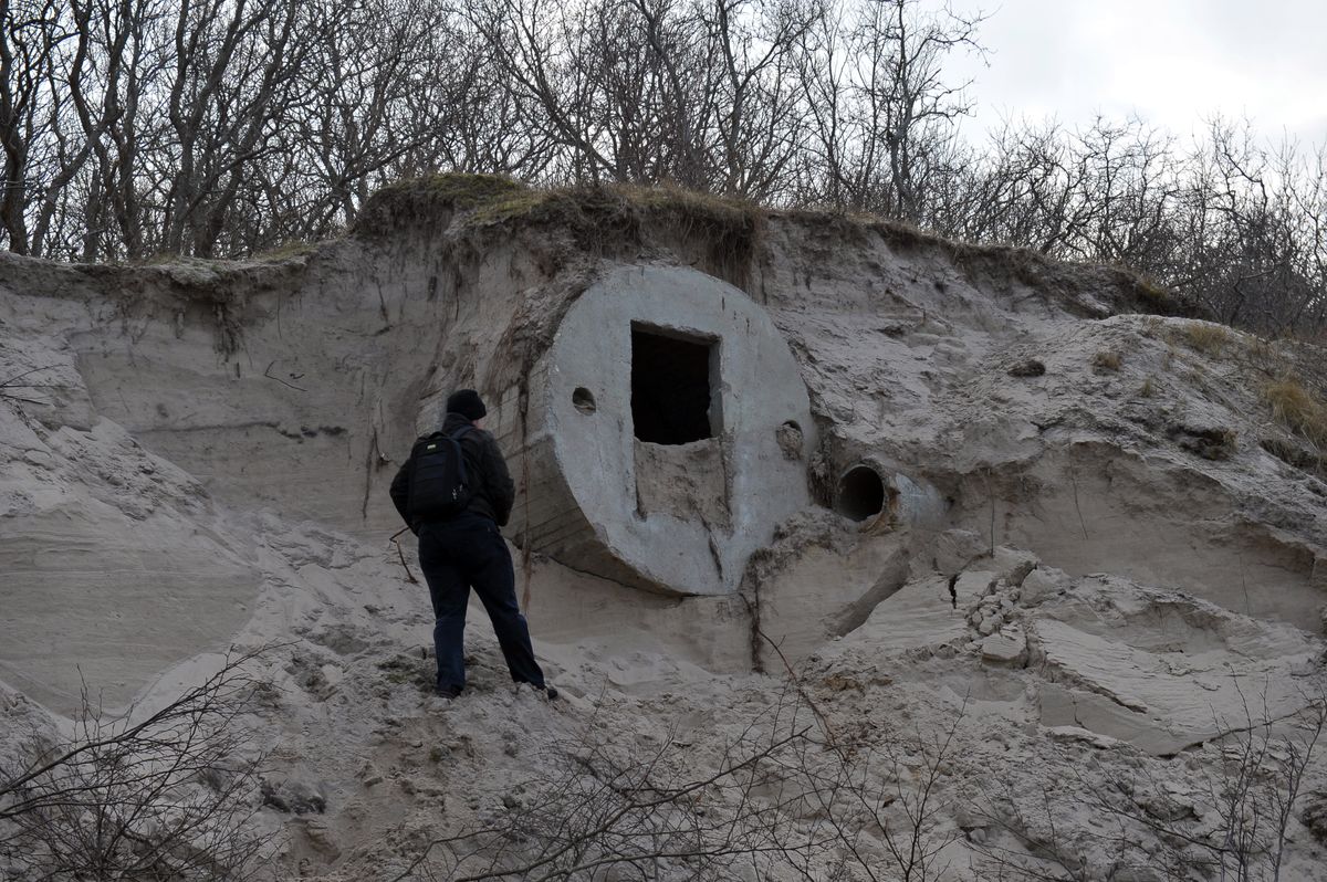 Sztorm odsłonił betonowe bunkry w Kołobrzegu