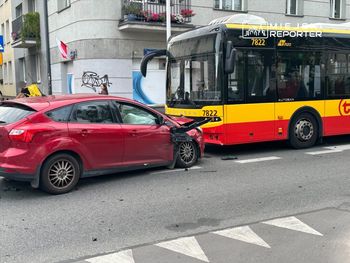 Praga Południe: Wytrącony z kierunku Ford uderzył czołowo w autobus