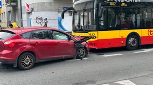 Praga Południe: Wytrącony z kierunku Ford uderzył czołowo w autobus