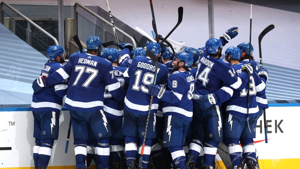 Getty Images / Chase Agnello-Dean/NHLI / Na zdjęciu: hokeiści Tampa Bay Lightning cieszą się ze zwycięskiej bramki
