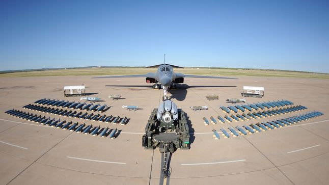 Bombowiec B-1B i szeroki wachlarz uzbrojenia, które może przenosić w różnych konfiguracjach