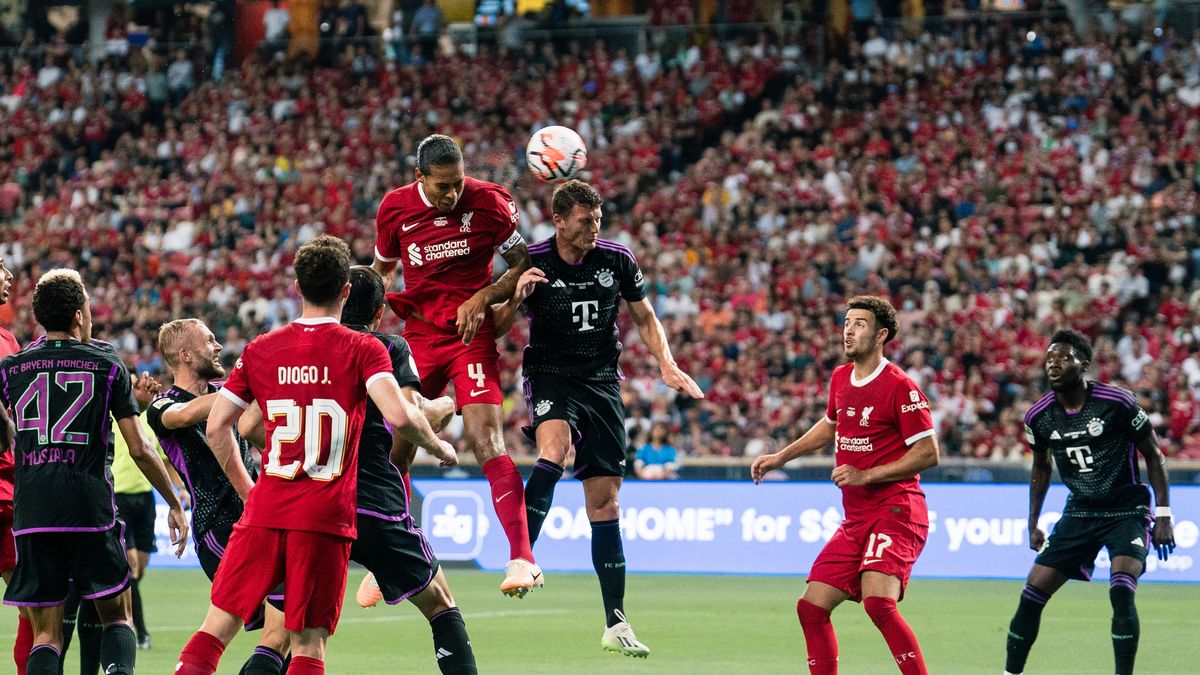 Virgil van Dijk strzela gola w meczu z Bayernem