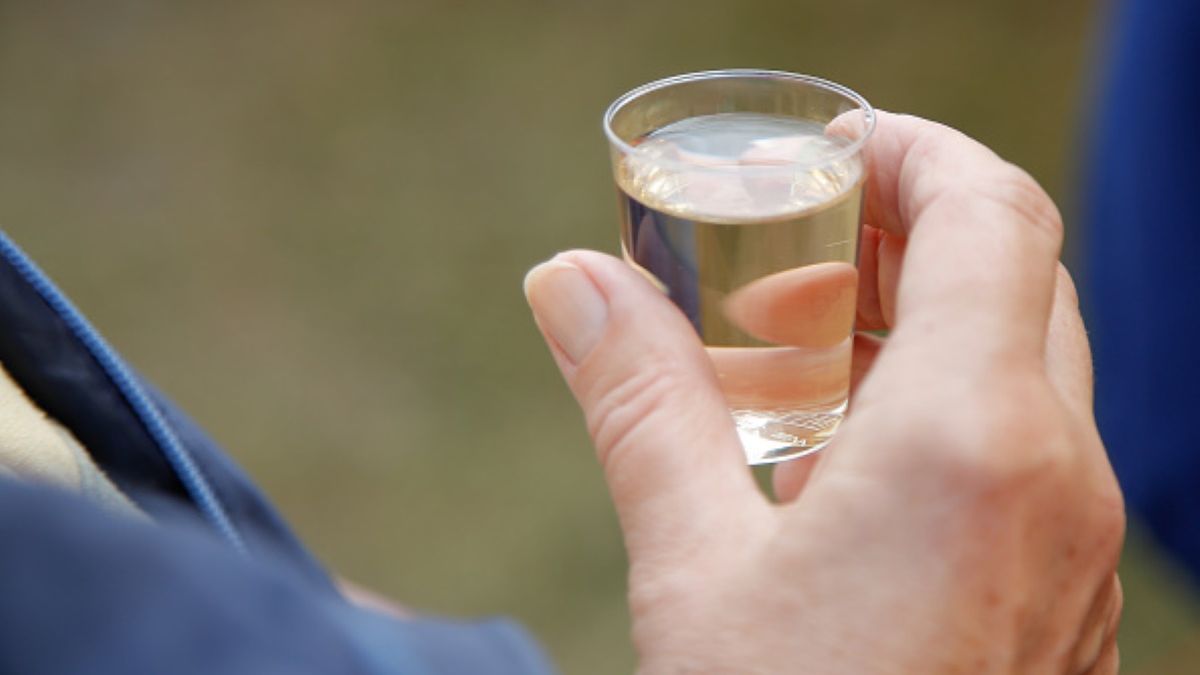 Czy spożywanie napojów alkoholowych może osłabić wpływ szczepionki na COVID-19 na organizm?