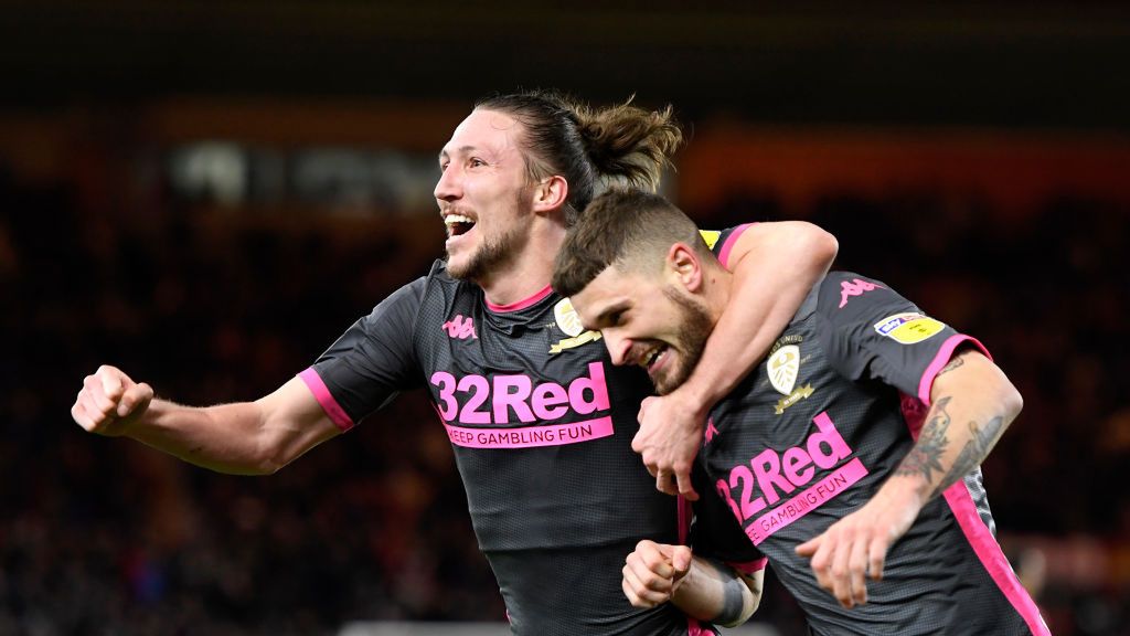 Getty Images / George Wood / Na zdjęciu: piłkarz Leeds United - Luke Ayling (z lewej) i Mateusz Klich (z prawej)