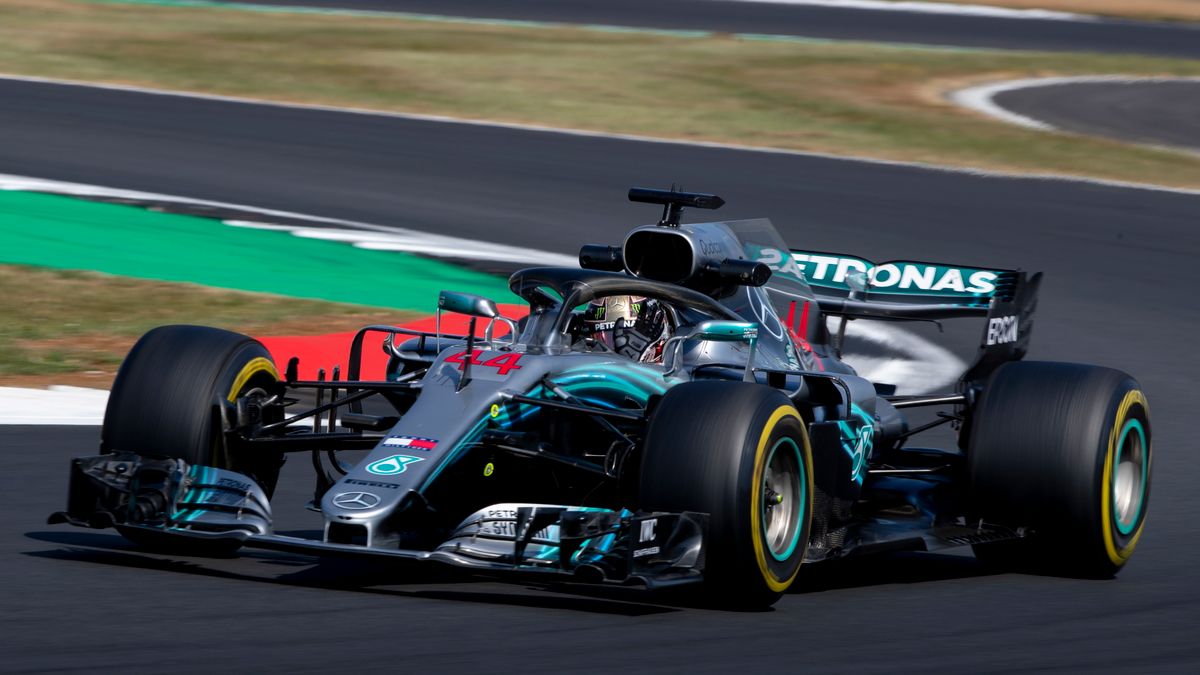 PAP/EPA / VALDRIN XHEMAJ / Lewis Hamilton