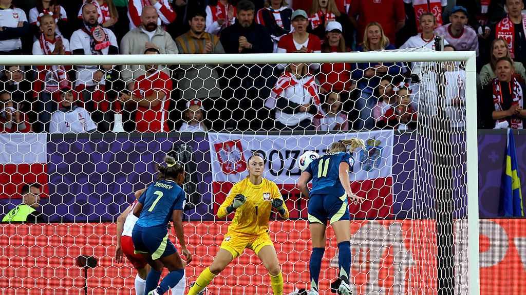 Getty Images / Eddie Keogh / Na zdjęciu: Stina Blackstenius zdobywa bramkę przeciwko reprezentacji Polski