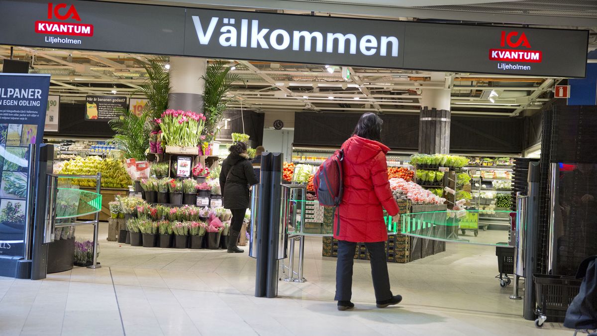 Inside An ICA Store As Hakon Invest AB Aquires Control Of Sweden's Largest Food Retailer
A customer enters an ICA supermarket store in Stockholm, Sweden, on Tuesday, Feb. 19, 2013. Hakon Invest AB, the minority owner of Sweden's largest food retailer ICA, agreed to take full control by acquiring partner Royal Ahold NV's 60 percent stake for 20 billion kronor ($3.1 billion). Photographer: Casper Hedberg/Bloomberg via Getty Images
Bloomberg
EAME; EUROPE; NORDIC, FINANCE; FINANCIAL; ECONOMY, FOOD; FOODS; PRODUCE; SUPERMARK, RETAIL; RETAILER; STORE; STORES, SHOP; SHOPS; SHOPPING, SHOPPER; SHOPPERS; RETAIL
