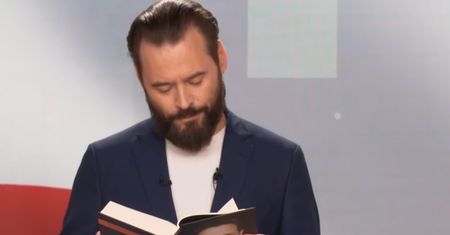 Niecodzienne zachowanie. Stanowski nagle wyciągnął książkę