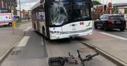 Pijany rowerzysta wjechał prosto pod jadący autobus. 63-latek odbił się od szyby i upadł na asfalt