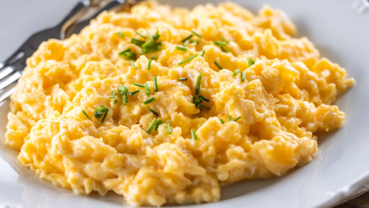 Kremowa jajecznica na śniadanie to zawsze dobry pomysł